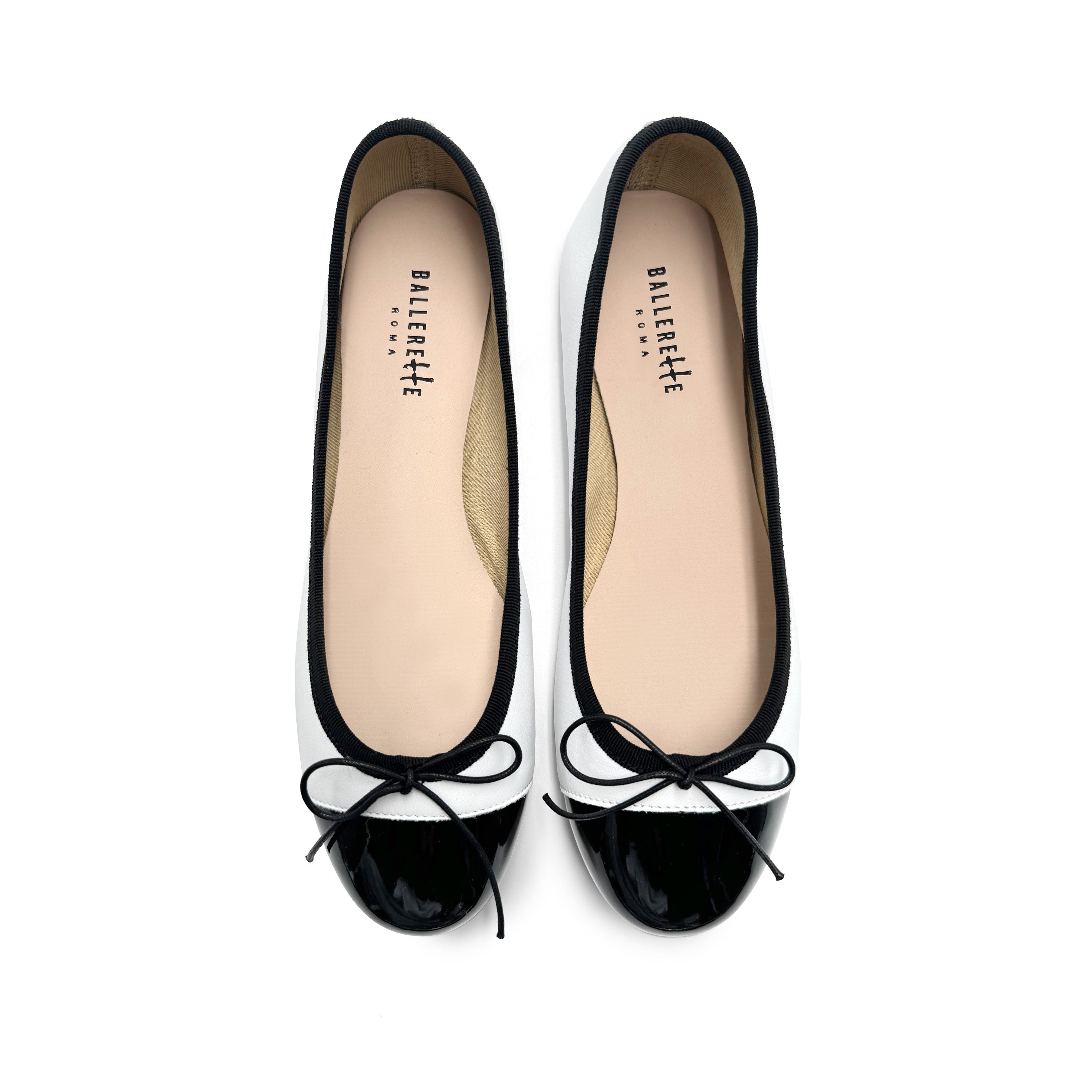 Bailarinas de piel blanca con punta de charol negro