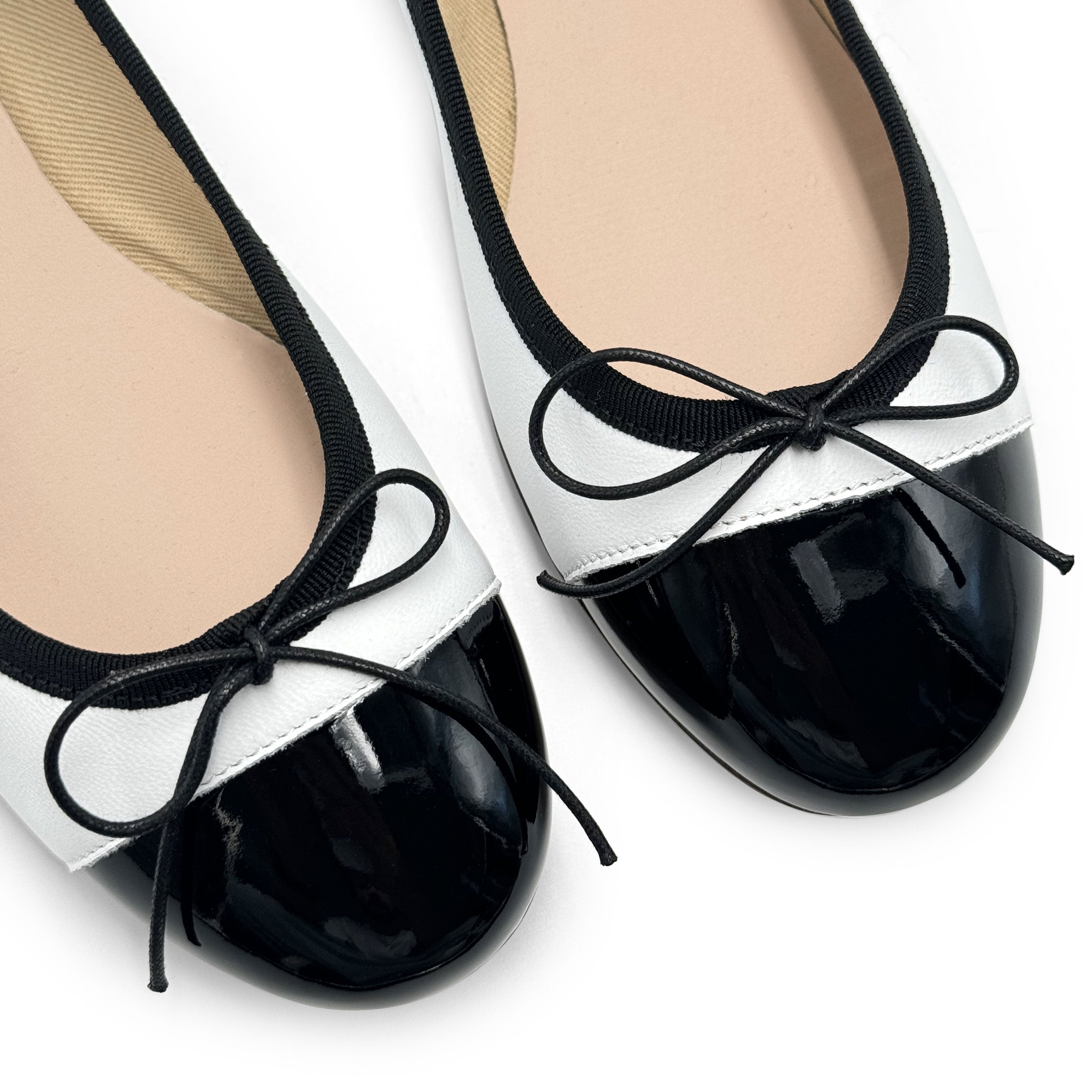 Bailarinas de piel blanca con punta de charol negro