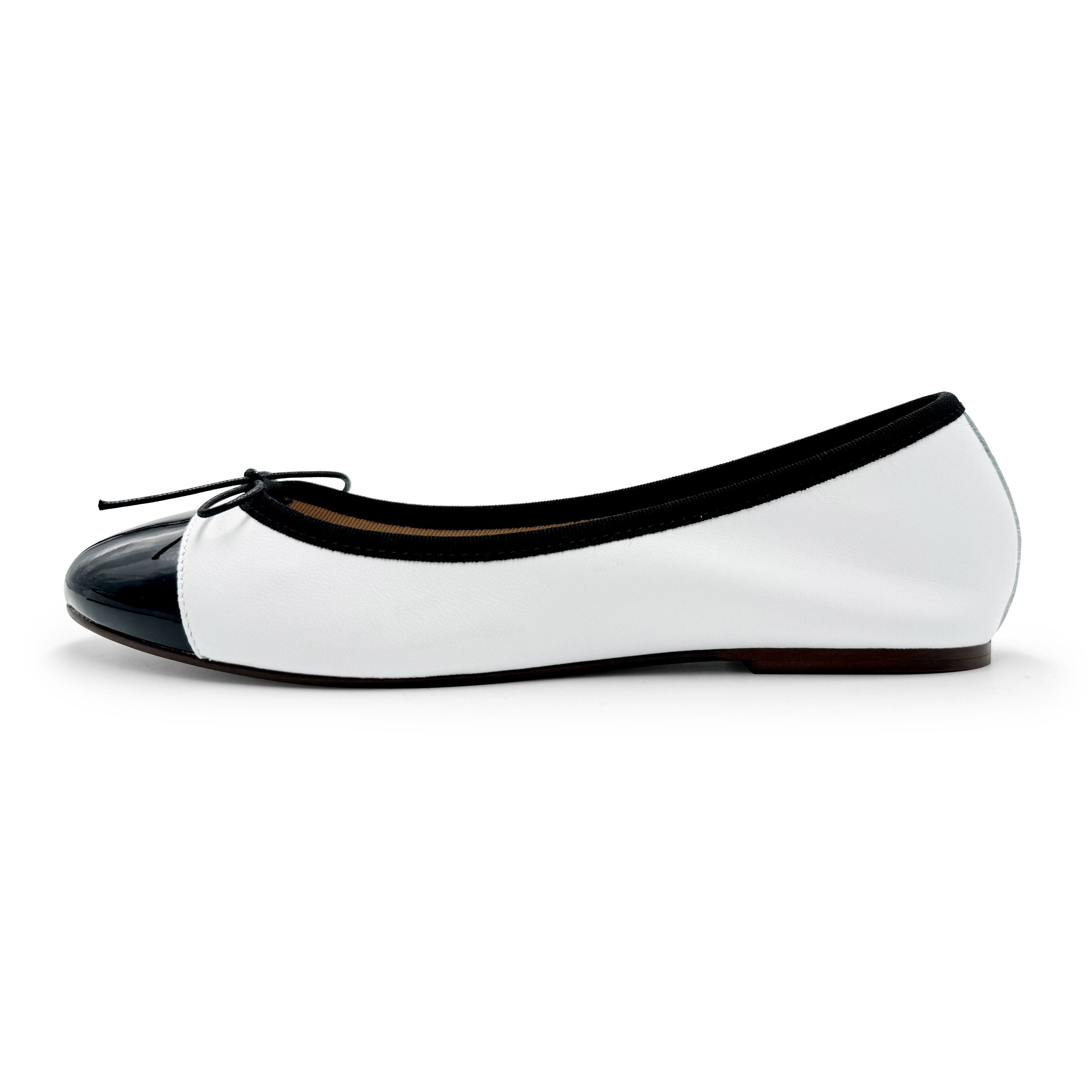 Bailarinas de piel blanca con punta de charol negro