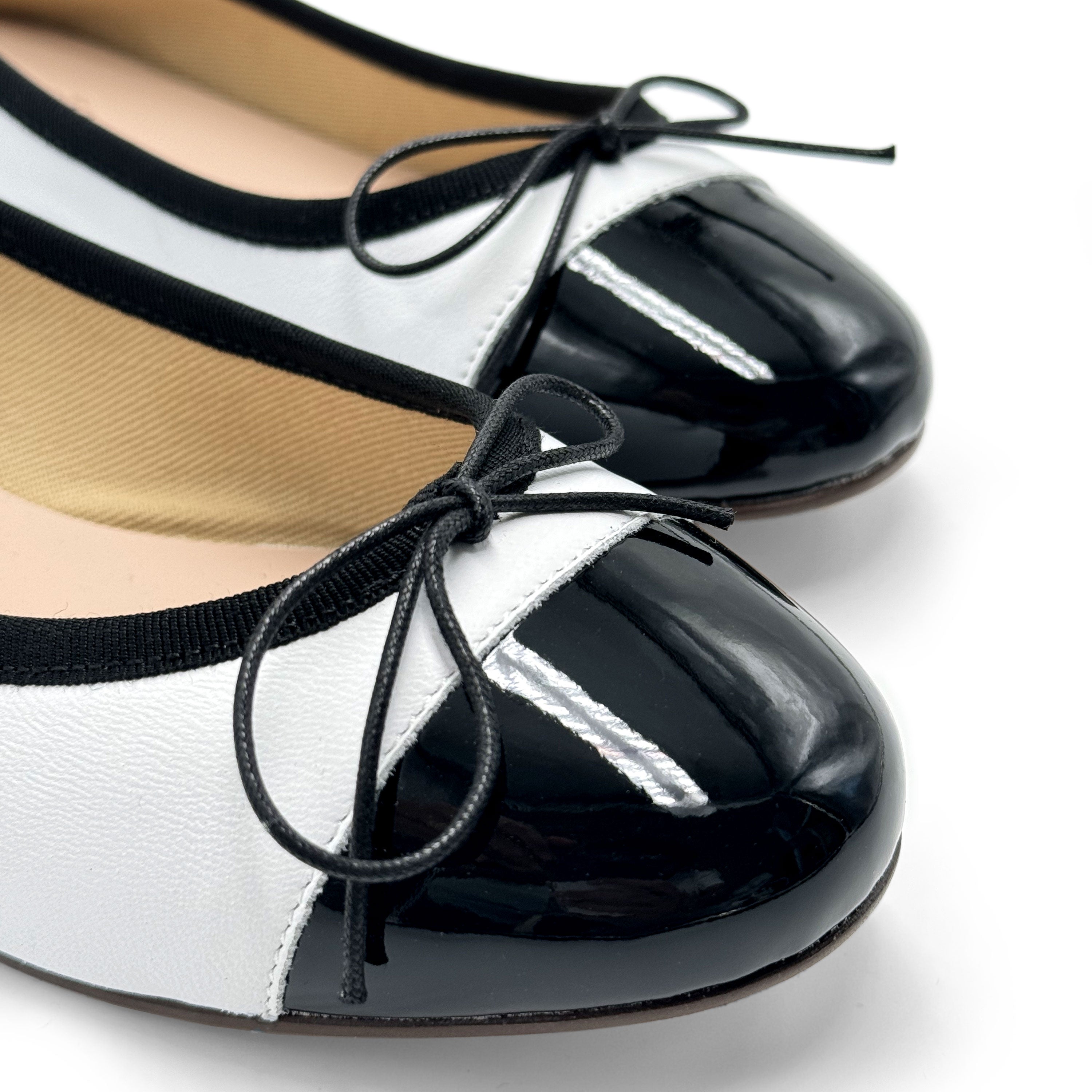 Bailarinas de piel blanca con punta de charol negro