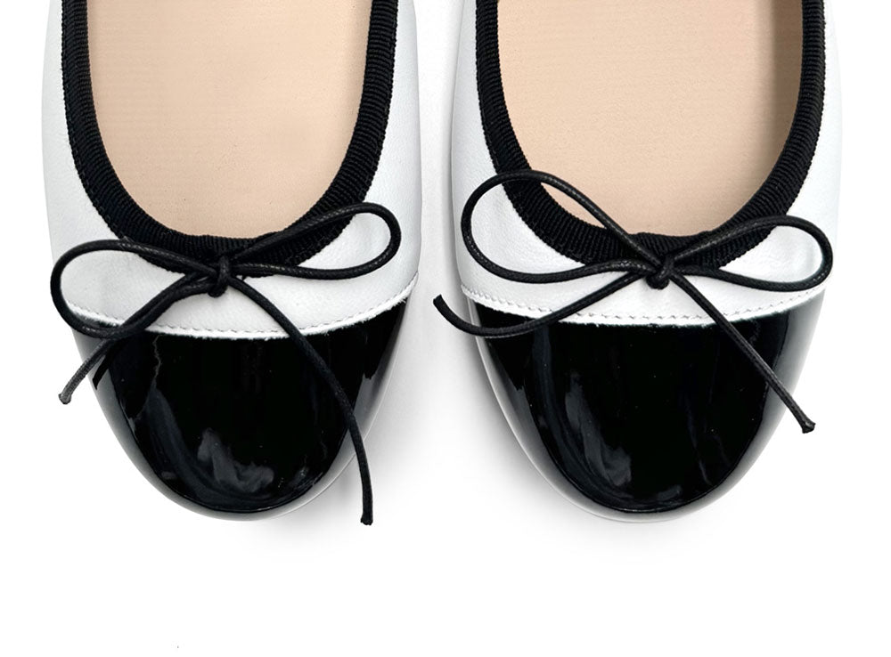 Bailarinas de piel blanca con punta de charol negro