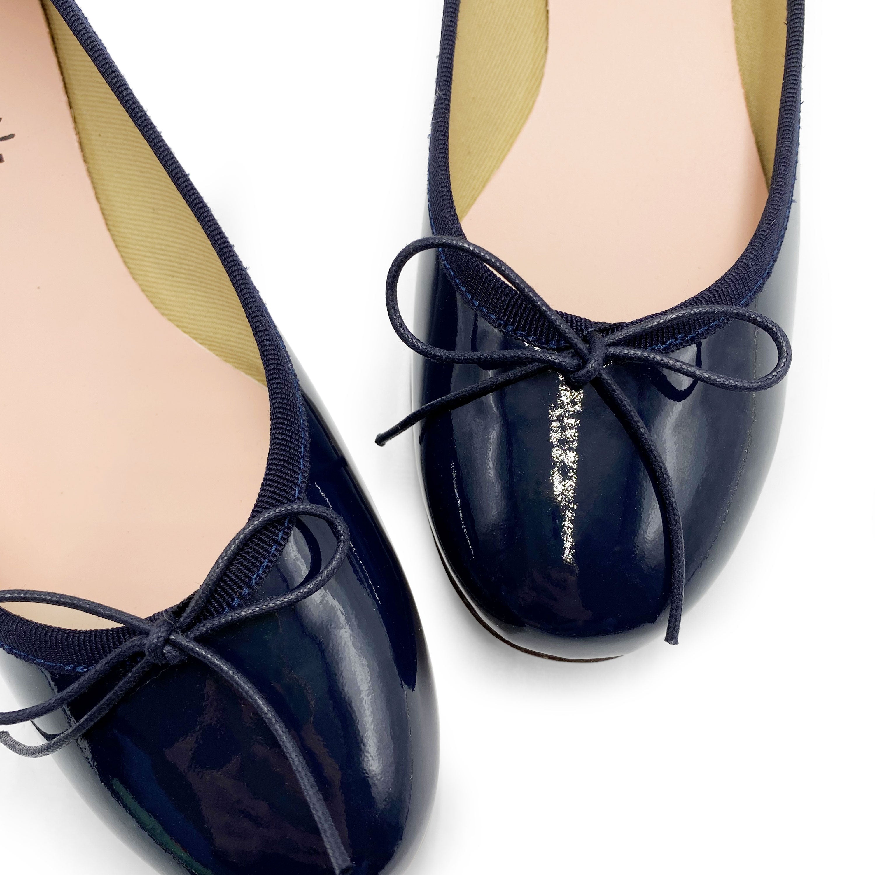 Ballerines en cuir verni bleu