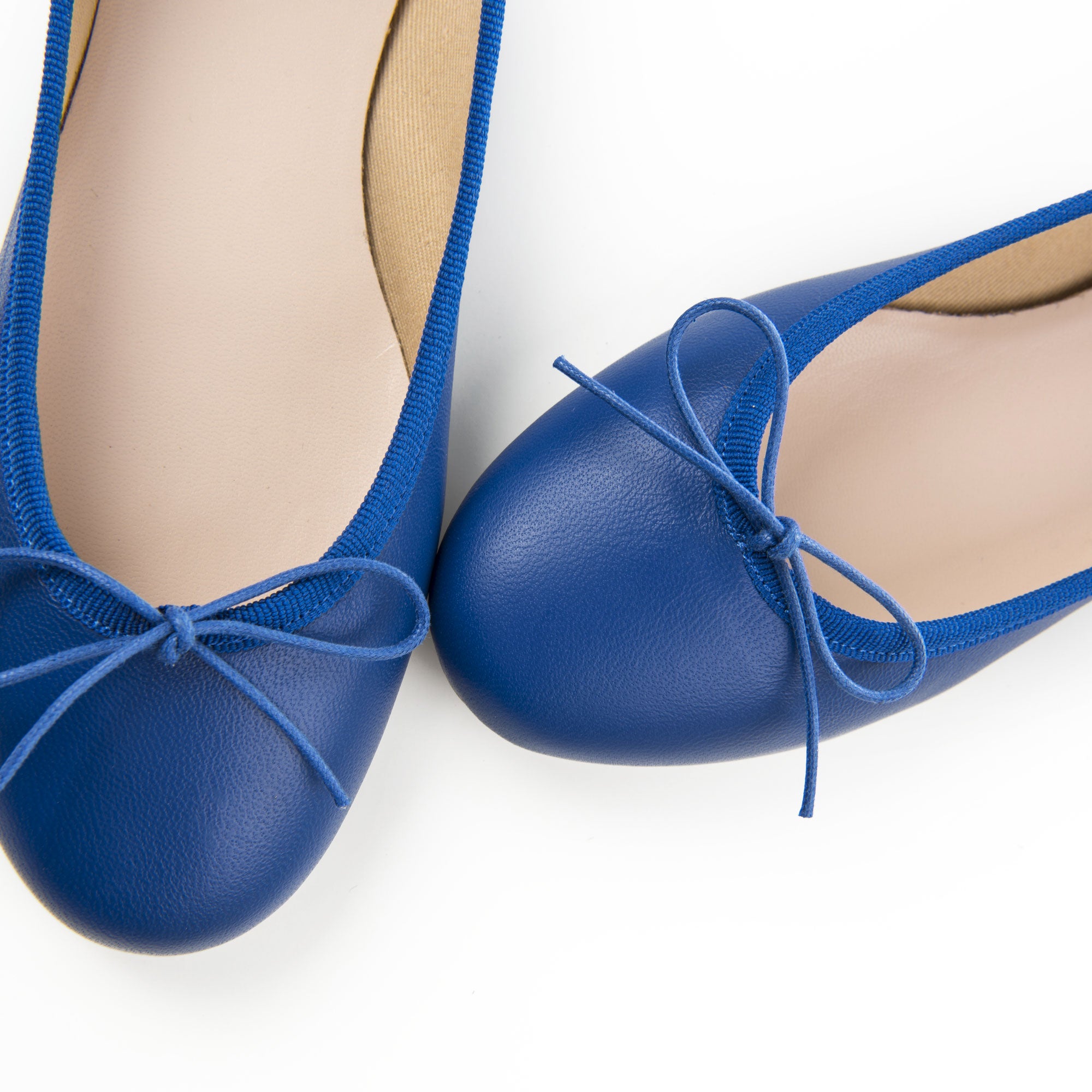 Bailarinas de piel azul eléctrico