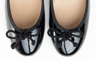 Ballerine nere in vernice con fiocchetto in cordone