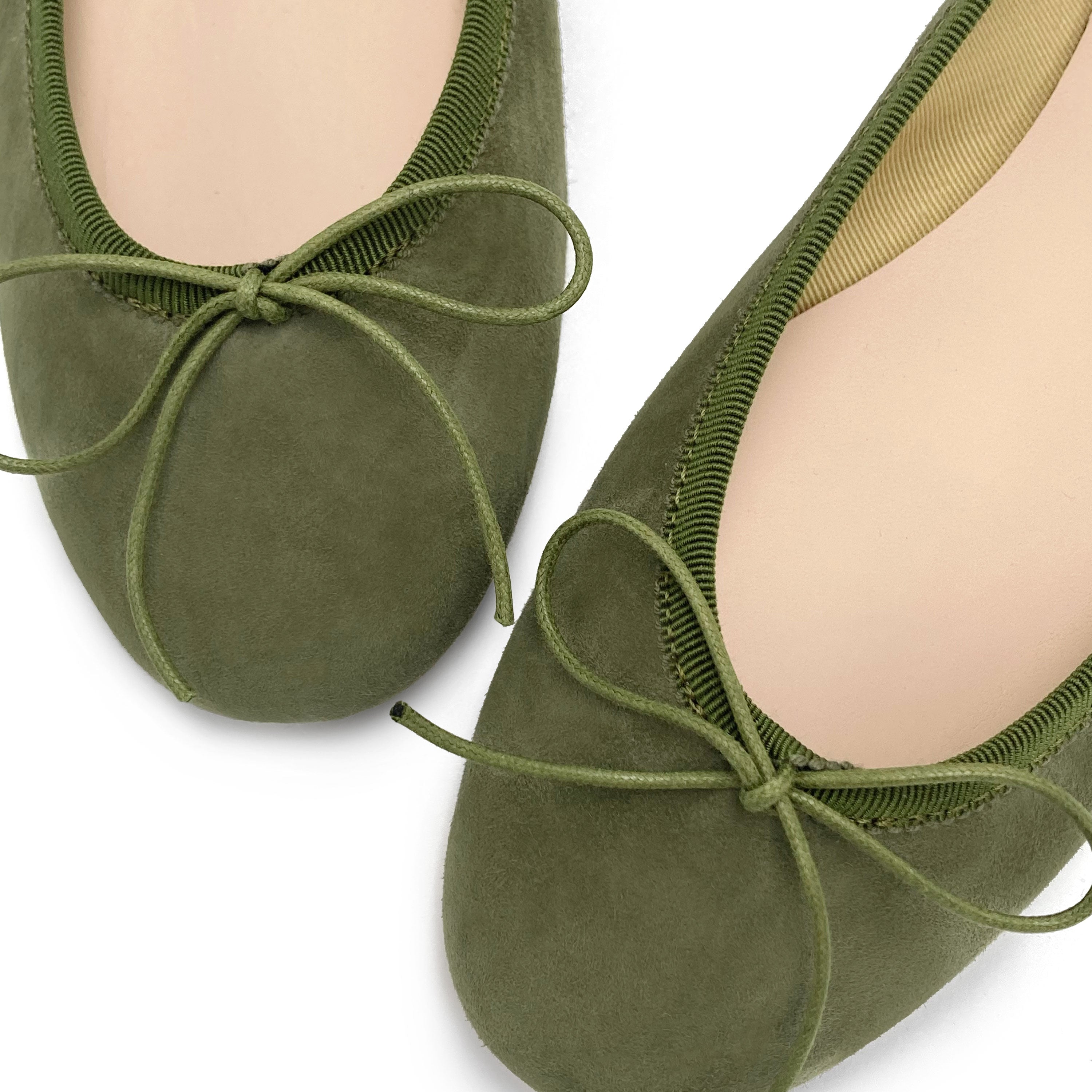 Grüne Wildlederballerinas