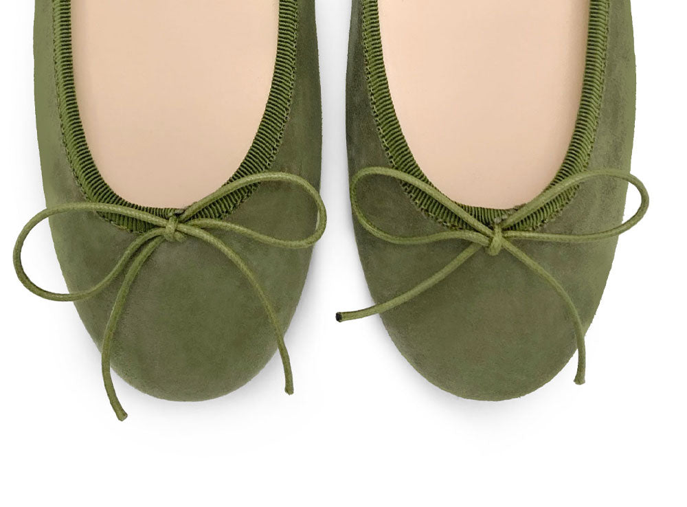 Grüne Wildlederballerinas