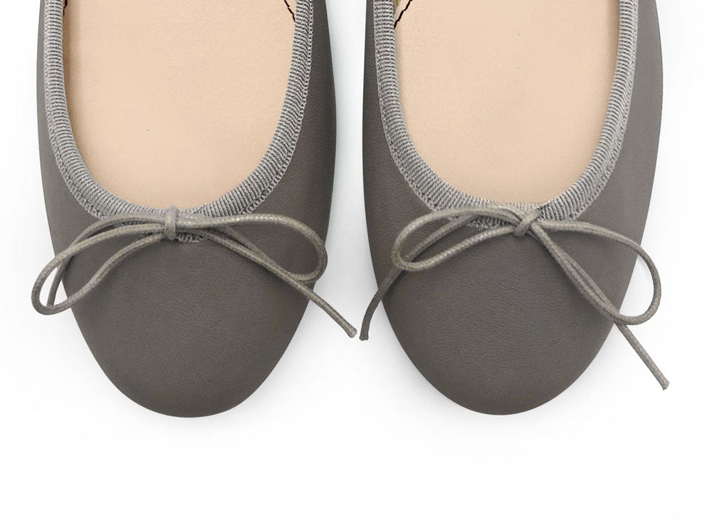 Taupefarbene Lederballerinas