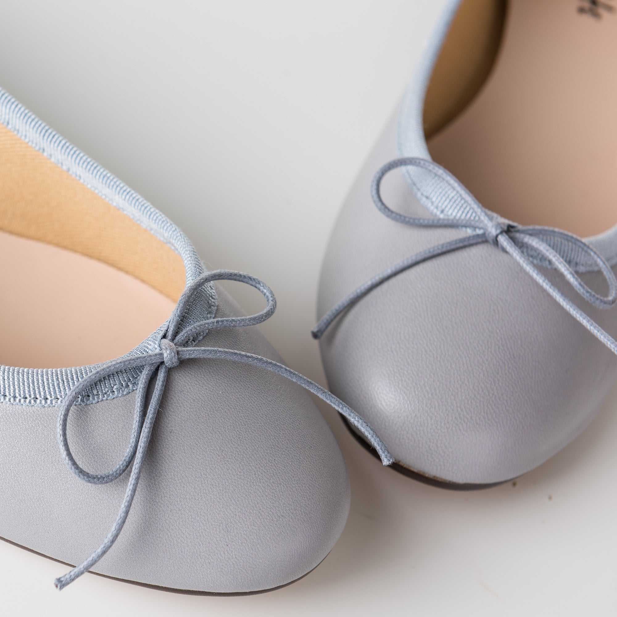 Bailarinas de ante gris claro