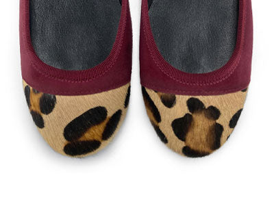 Ballerines en daim bordeaux à bout tacheté animalier