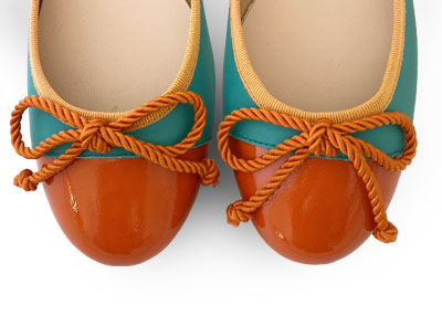 Ballerine in pelle petrolio con punta e fiocco arancioni