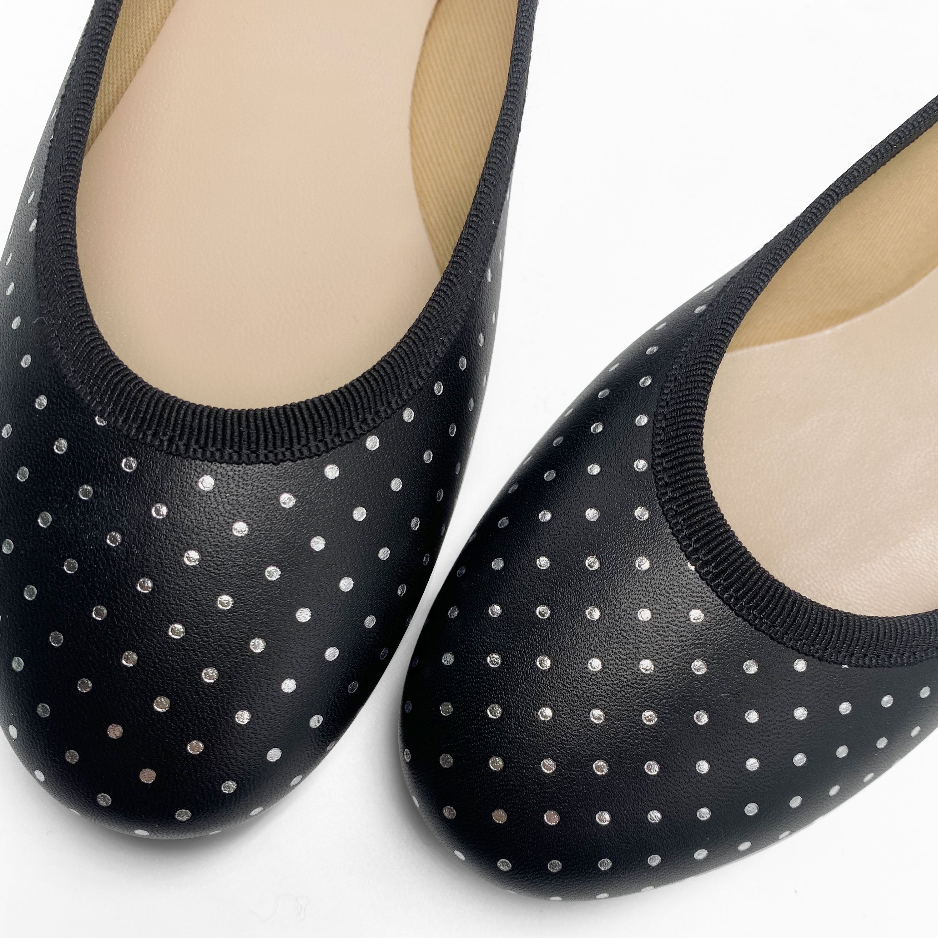 Ballerines en cuir noir à micro pois argentés