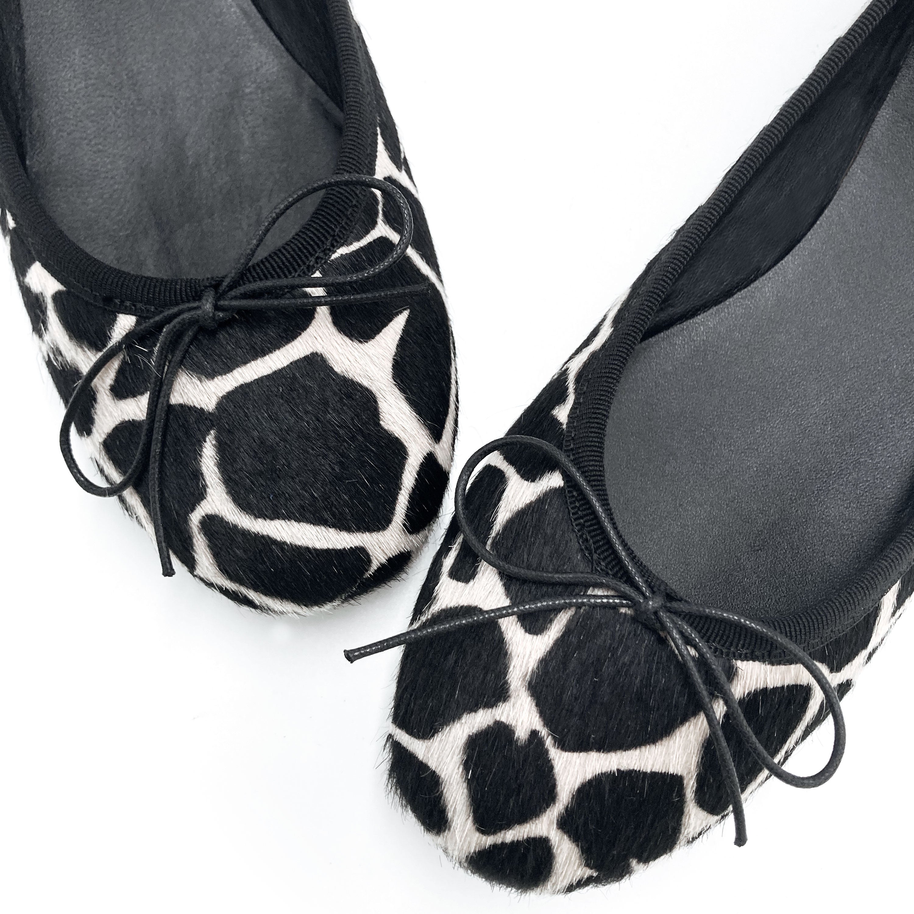 Ballerinas aus schwarz-weiß geflecktem Ponyfell