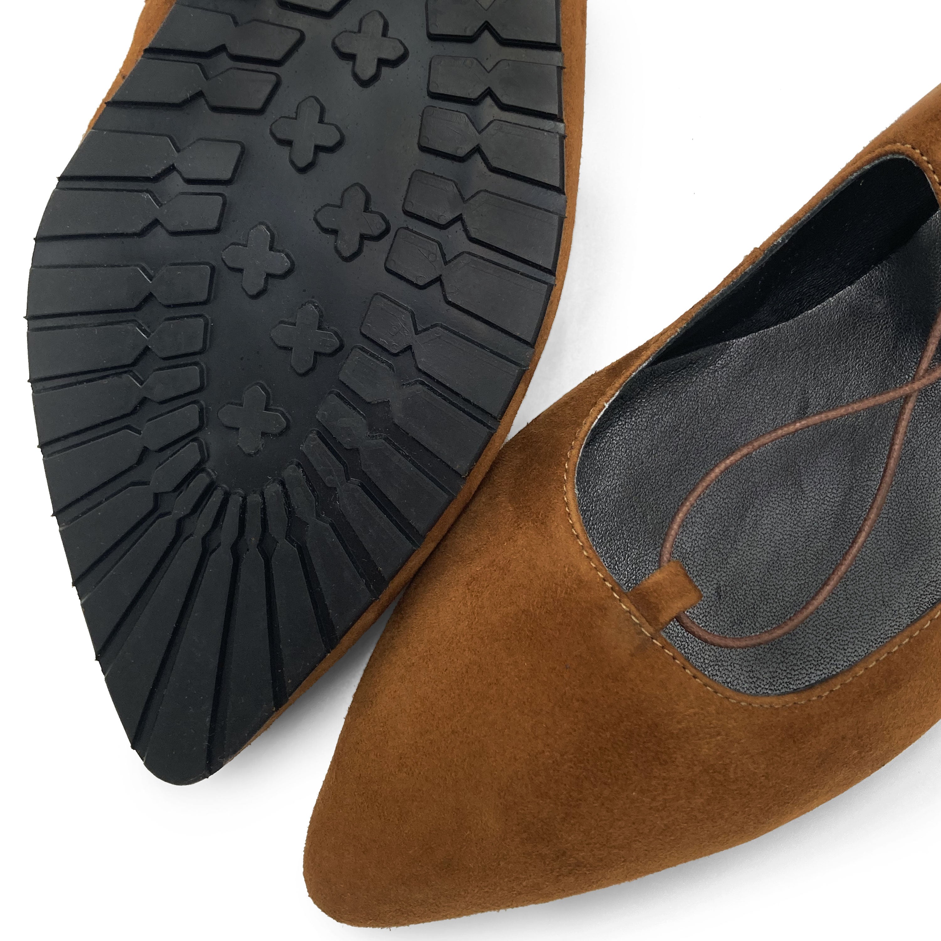 Braune Ballerinas aus Wildleder mit spitzer Spitze und Gladiator-Schnürung