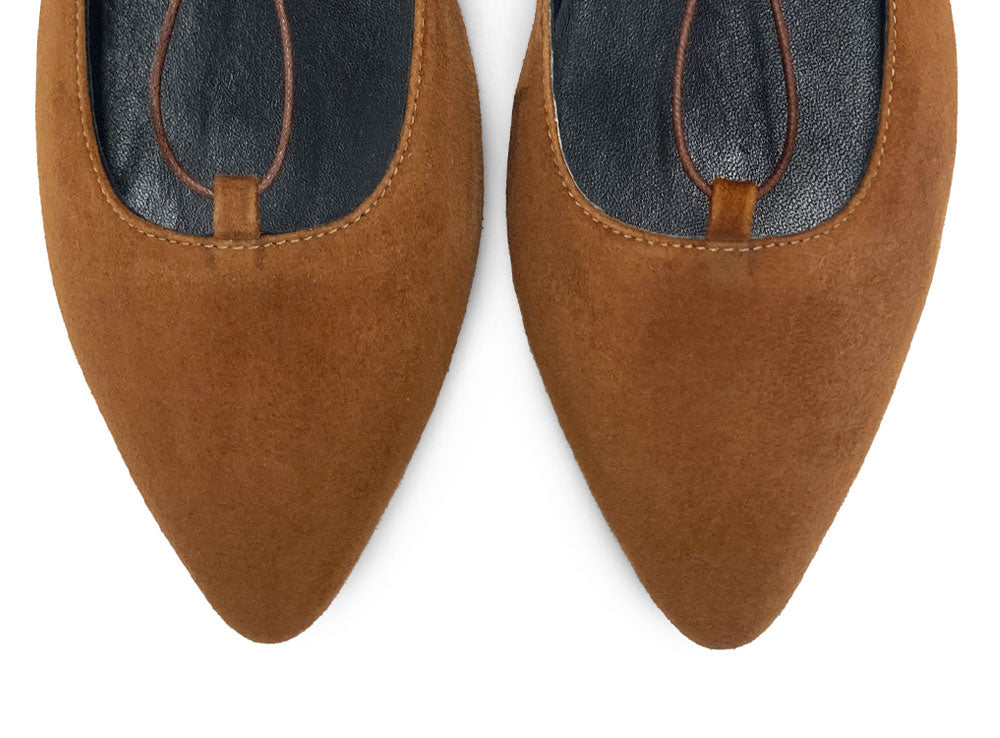 Braune Ballerinas aus Wildleder mit spitzer Spitze und Gladiator-Schnürung