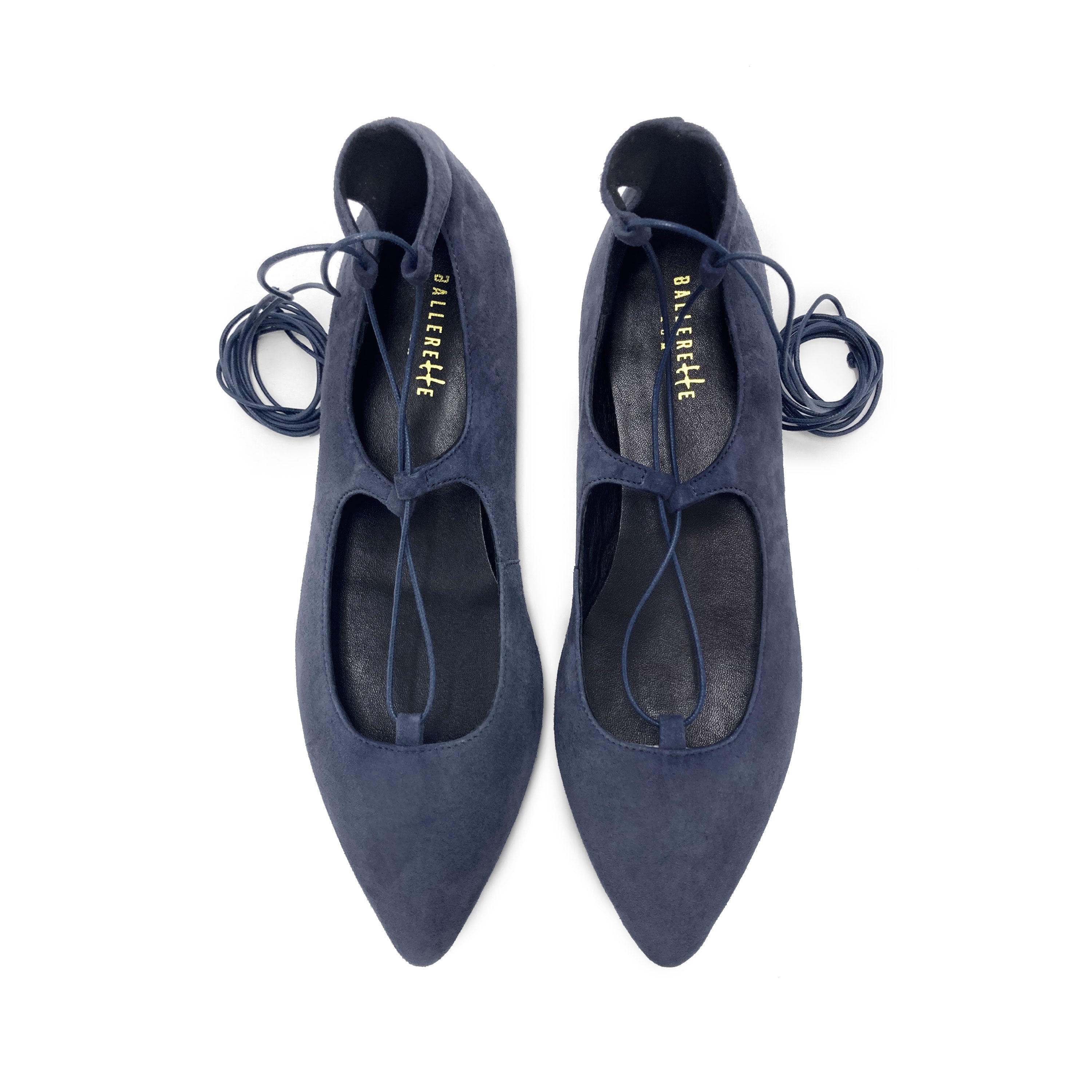 Petrolblaue Ballerinas aus Wildleder mit spitzer Spitze und Gladiator-Schnürung