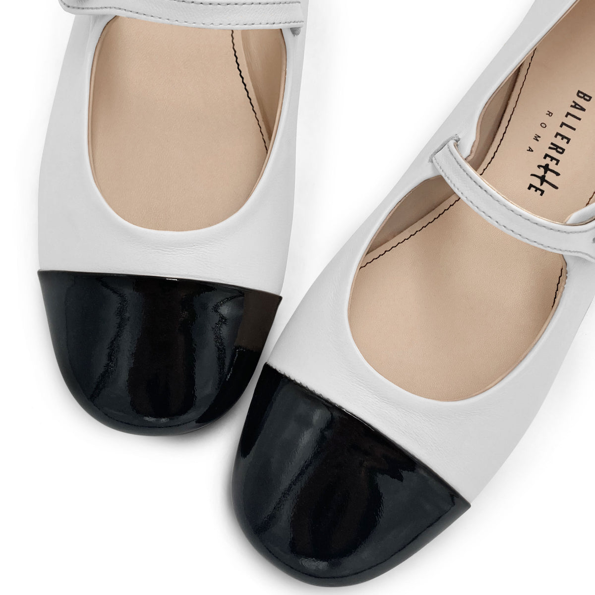 Ballerines en cuir blanc avec bride et bout en cuir verni