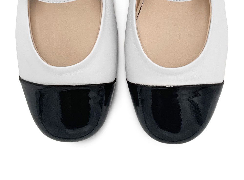 Ballerines en cuir blanc avec bride et bout en cuir verni