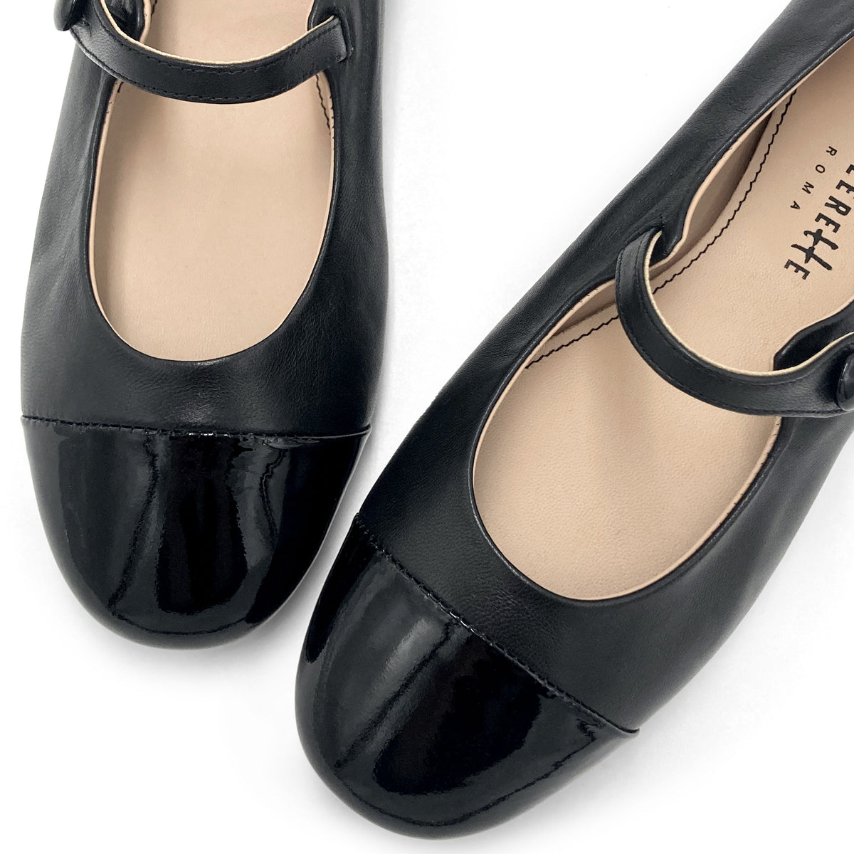 Ballerines en cuir noir avec bride et bout en cuir verni