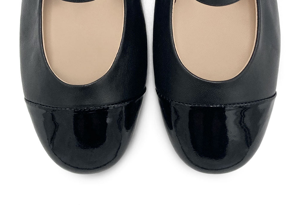 Ballerines en cuir noir avec bride et bout en cuir verni