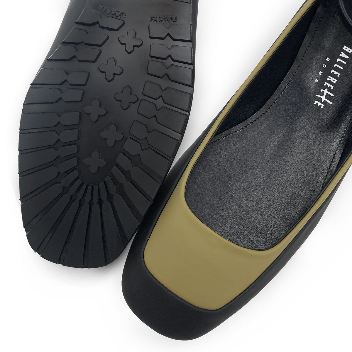 Ballerinas aus zweifarbigem gummiertem Material in Olivgrün und Schwarz mit Knöchelriemchen