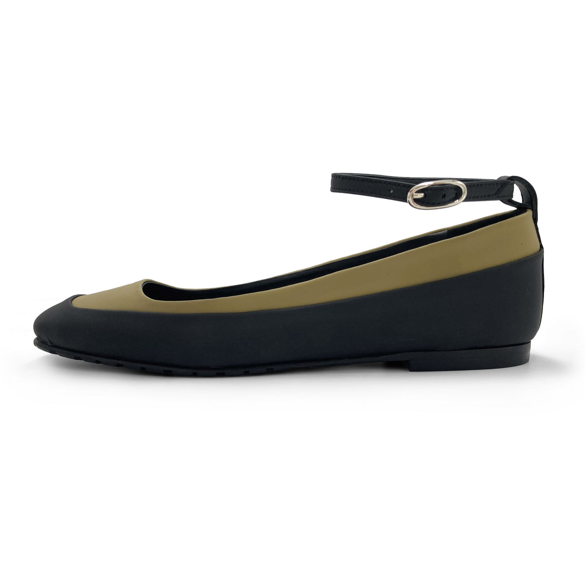 Ballerinas aus zweifarbigem gummiertem Material in Olivgrün und Schwarz mit Knöchelriemchen