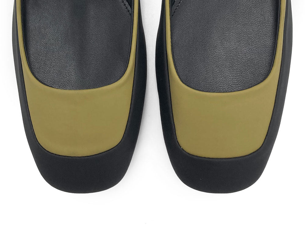Ballerinas aus zweifarbigem gummiertem Material in Olivgrün und Schwarz mit Knöchelriemchen