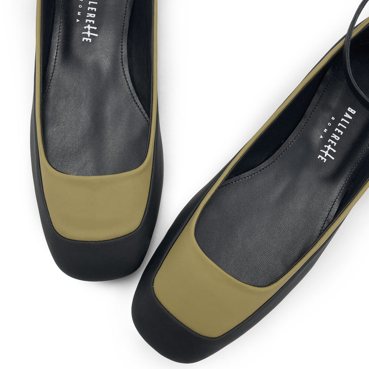 Ballerinas aus zweifarbigem gummiertem Material in Olivgrün und Schwarz mit Knöchelriemchen