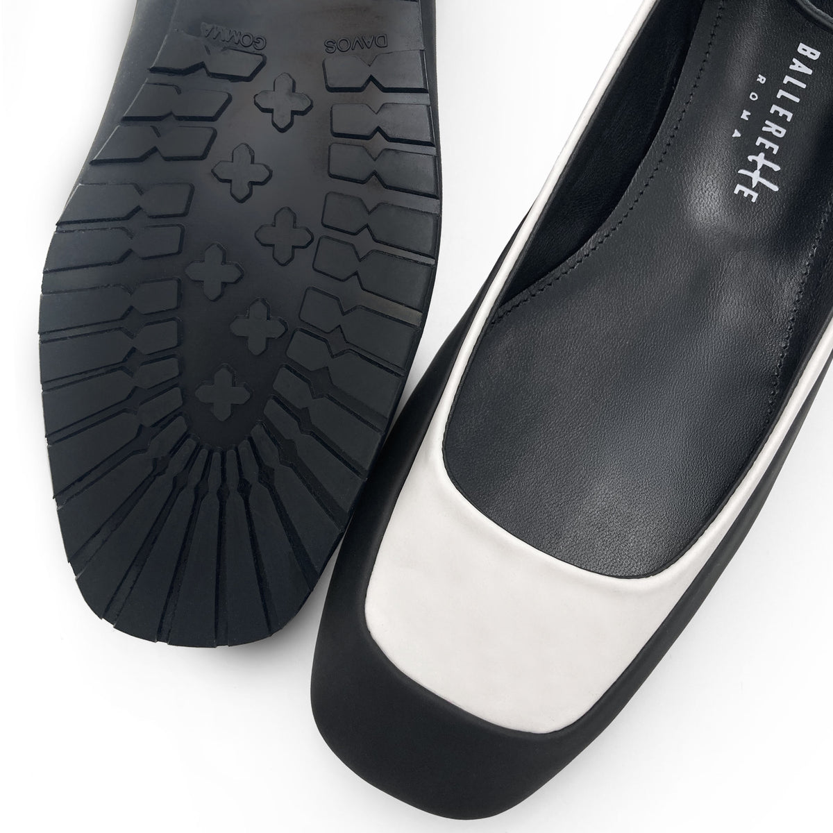 Ballerinas aus zweifarbigem gummiertem Material in Weiß und Schwarz mit Knöchelriemchen