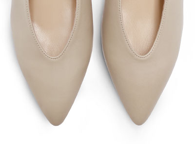 Décolleté beige in pelle con scollo a V