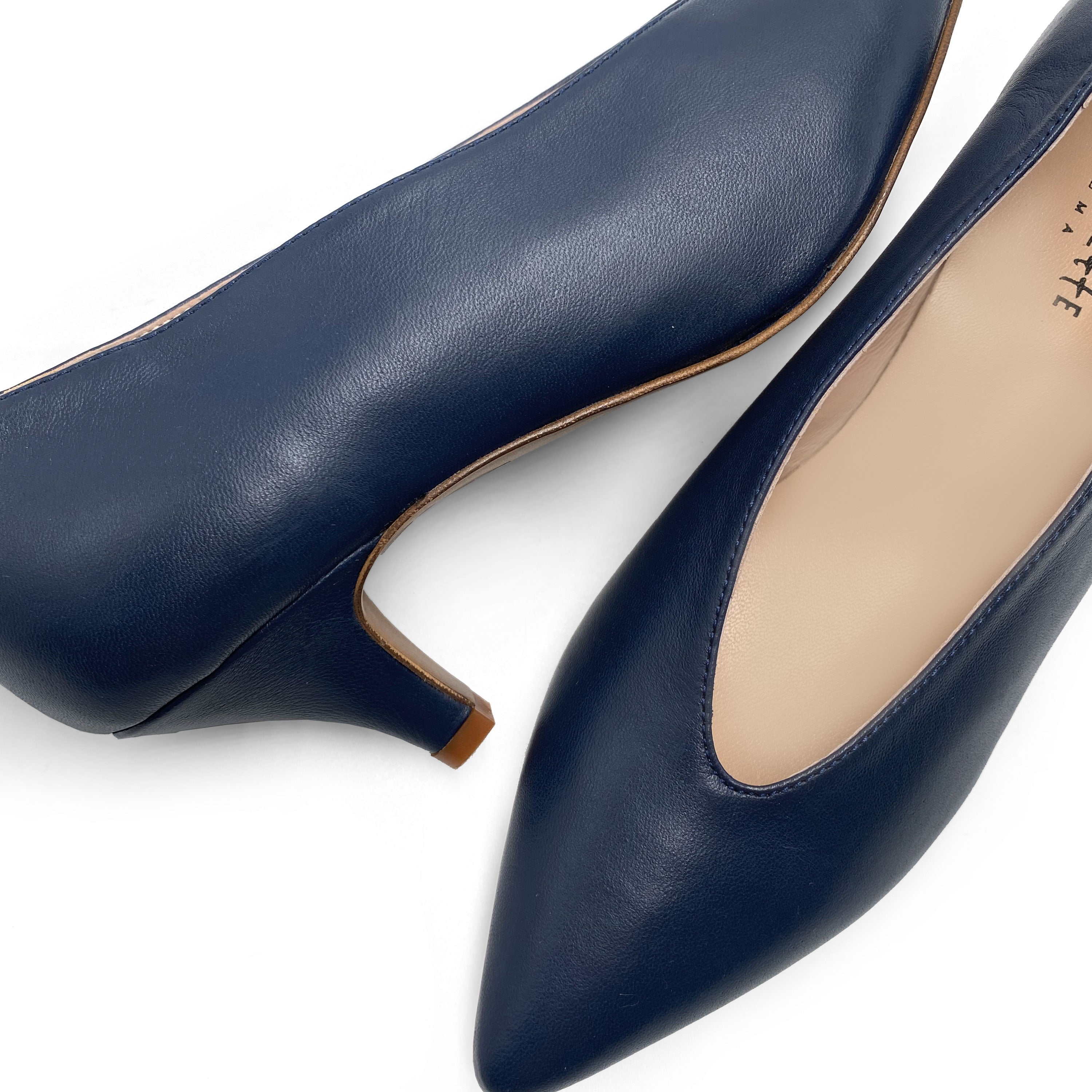 Blue leather décolleté with v-cut
