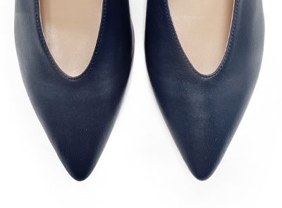 Blue leather décolleté with v-cut