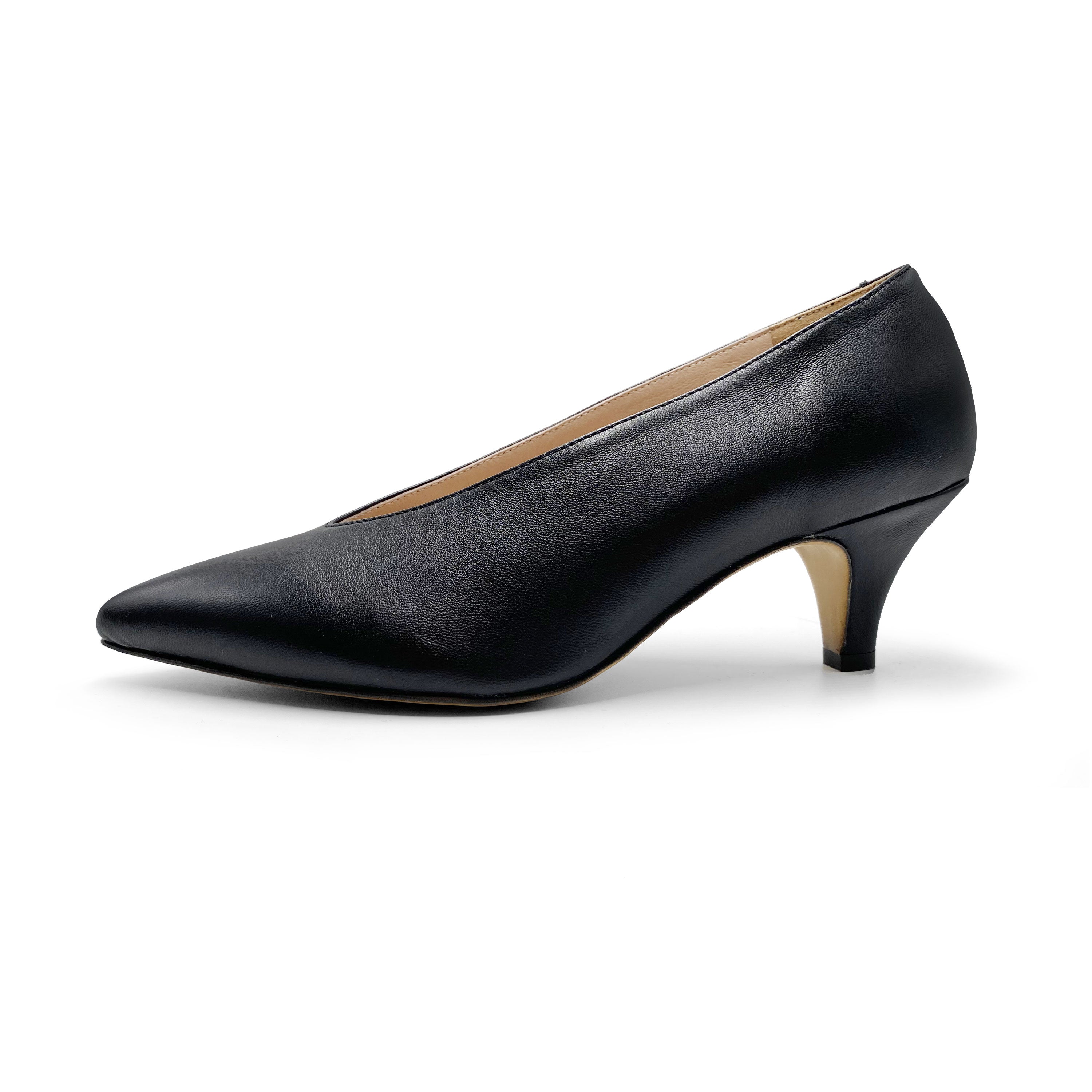 Black leather décolleté with v-cut