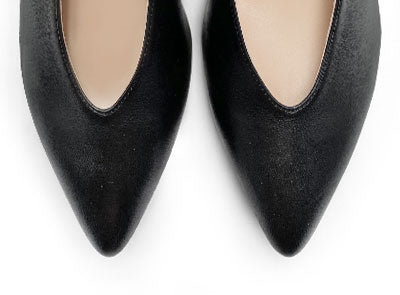 Black leather décolleté with v-cut