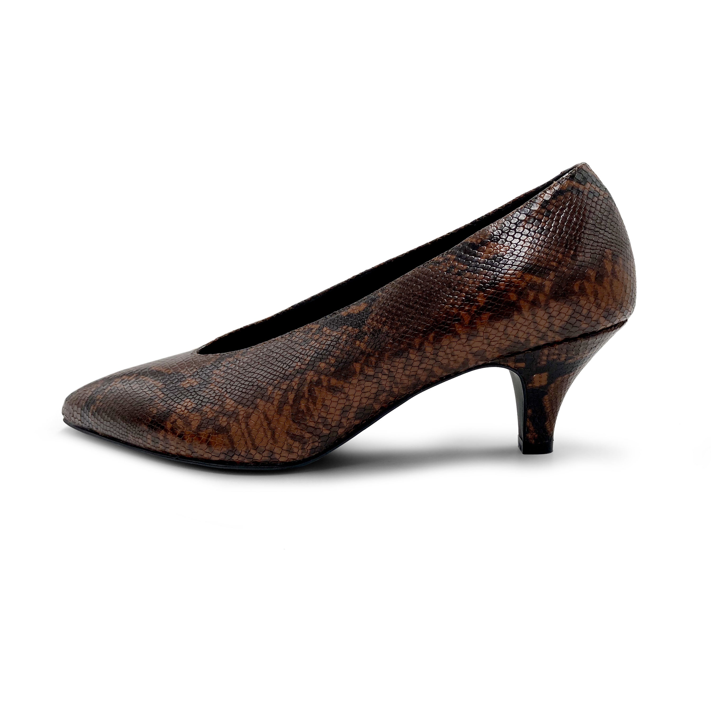 Braunem Leder mit Animalier-Print Pumps mit V-Ausschnitt