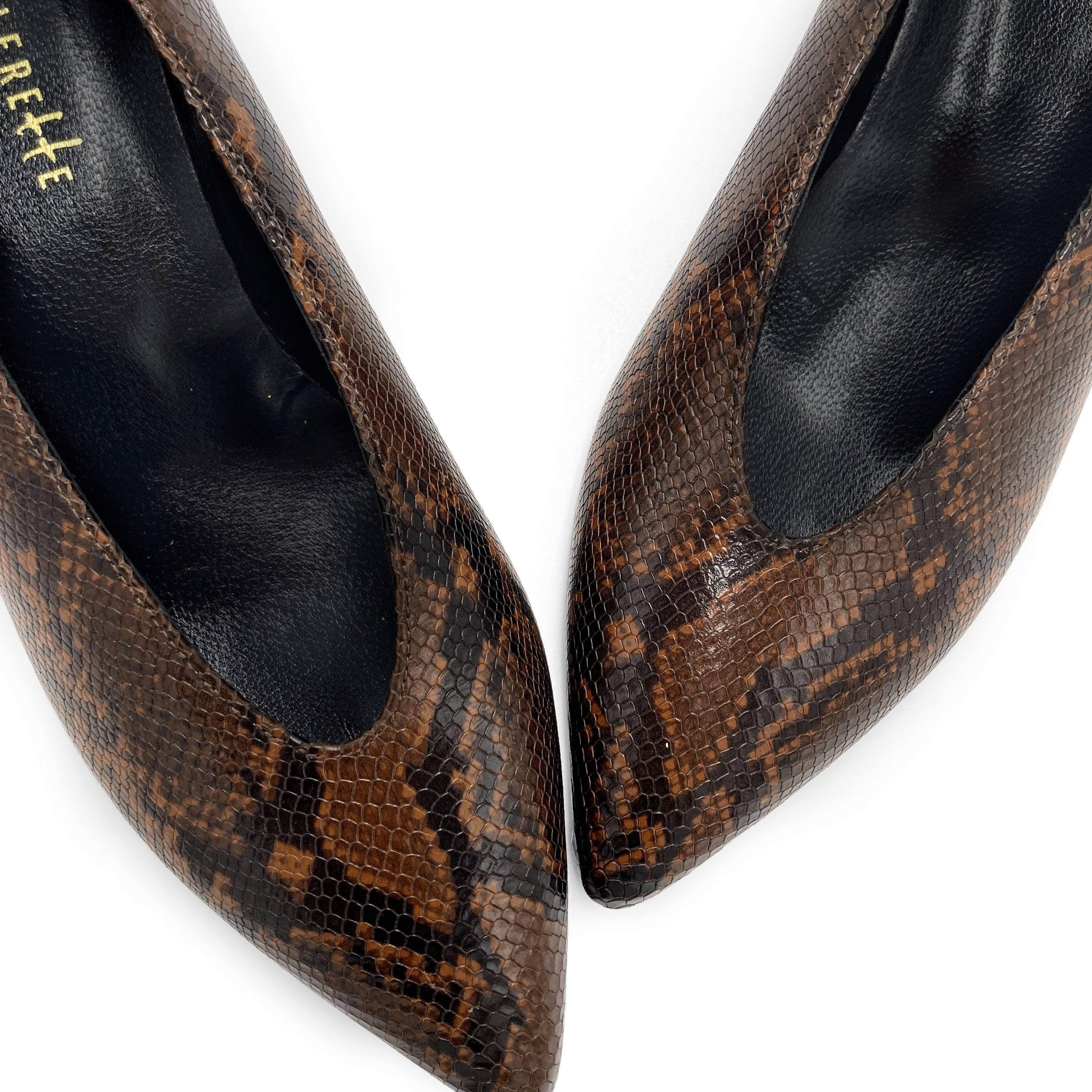 Braunem Leder mit Animalier-Print Pumps mit V-Ausschnitt