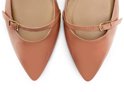 Ballerines à brides en cuir verni rose poudré