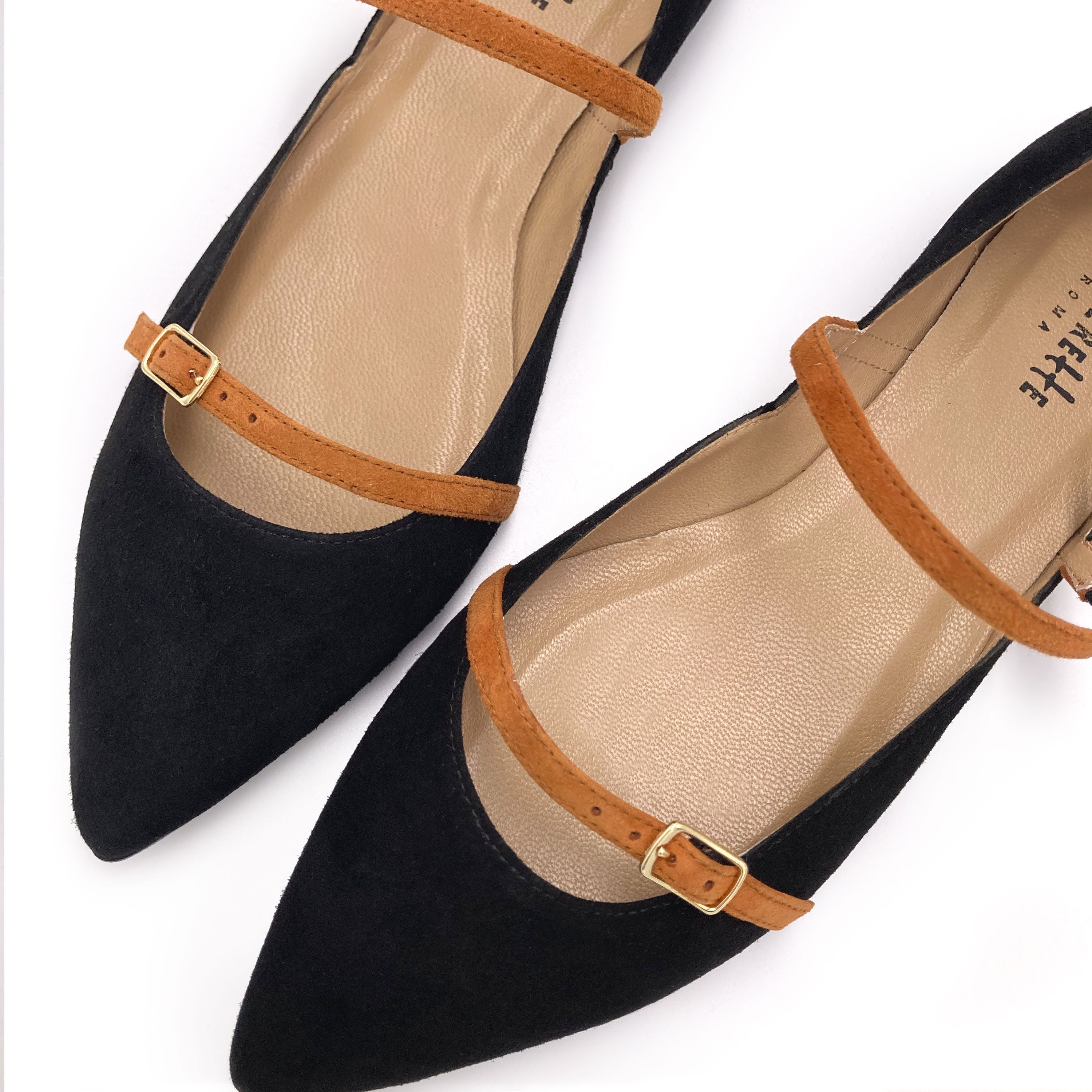 Ballerinas mit spitzer Form aus schwarzem Wildleder mit beigefarbenen Riemchen