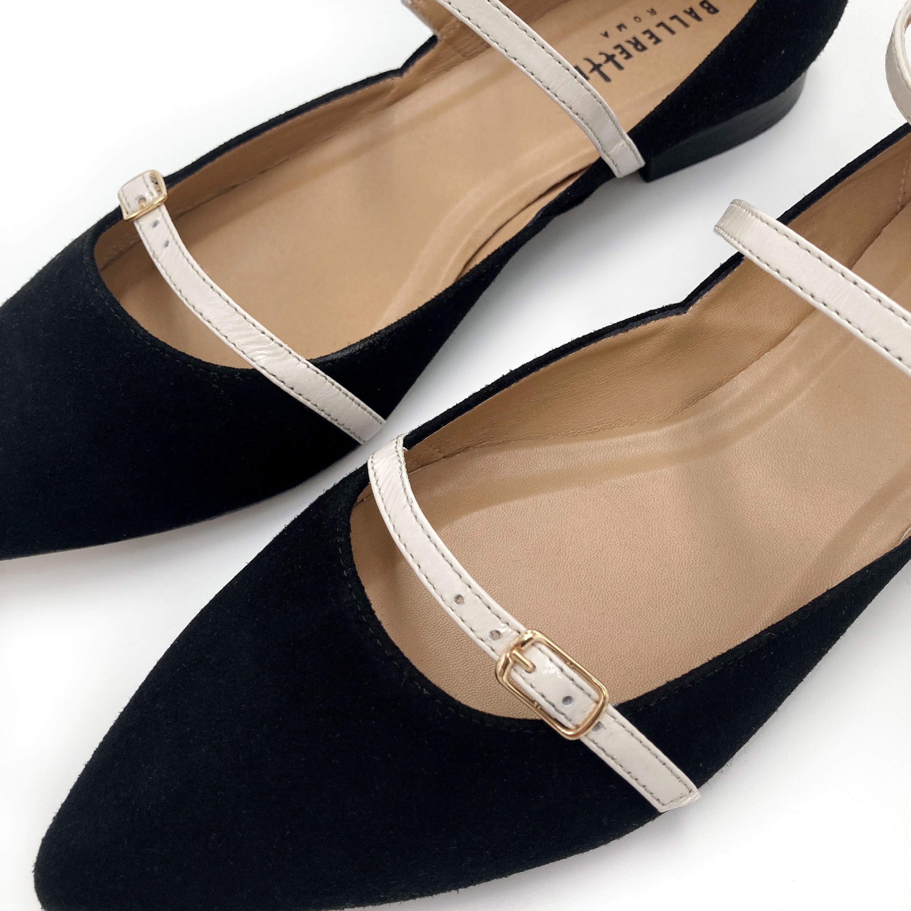 Ballerine nere in camoscio con cinturini panna