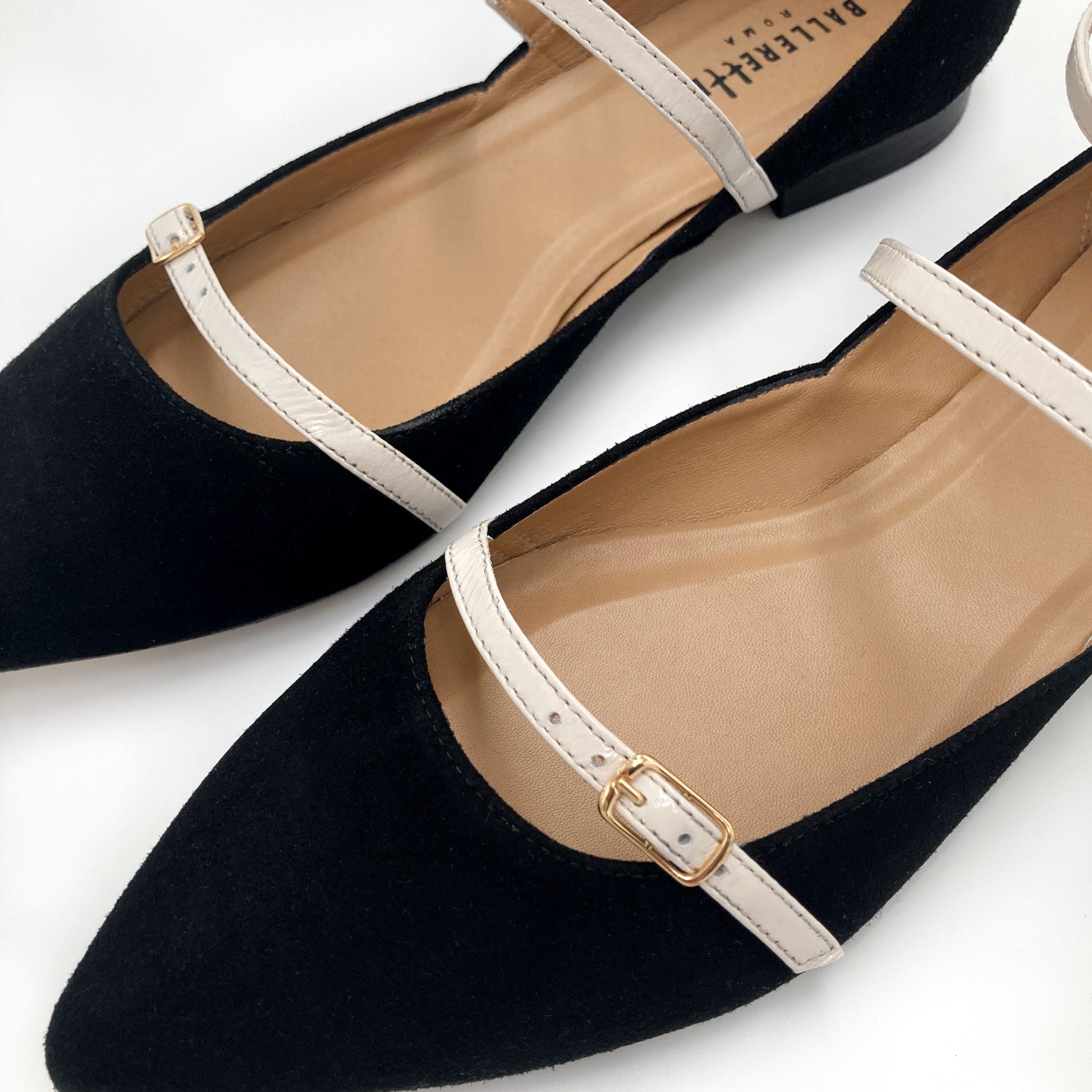 Ballerines pointues en daim noir avec brides en vernis creme