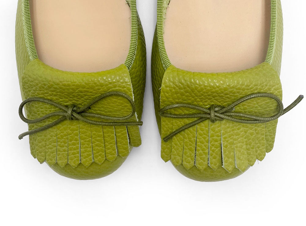 Mocasines de mujer en piel verde oliva con flecos