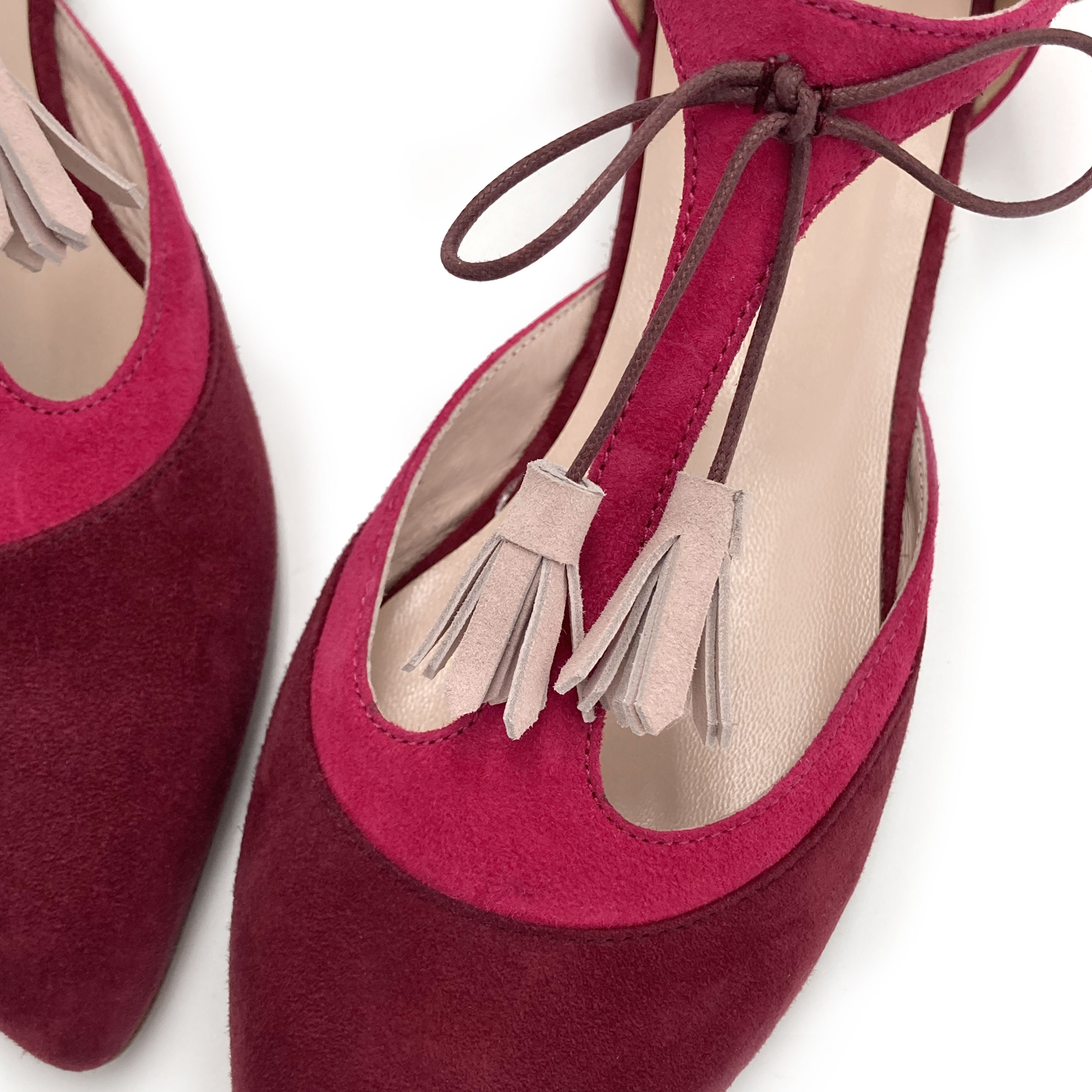 T-Steg-Ballerinas aus bordeauxrotem und fuchsiafarbenem Wildleder