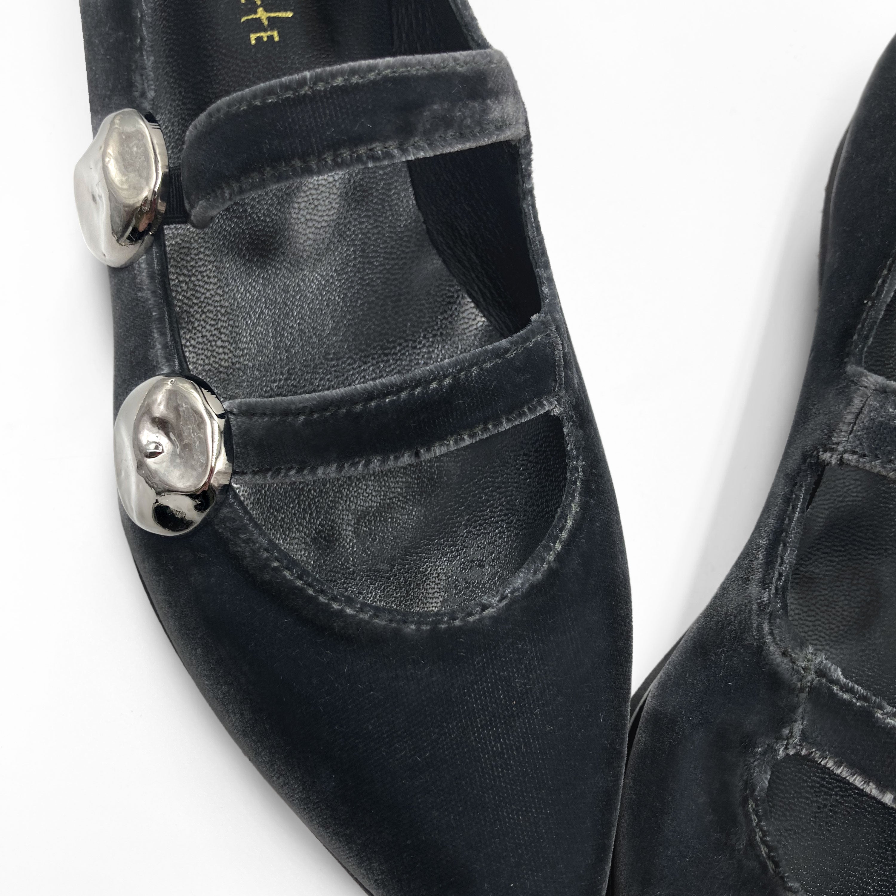 Ballerine in velluto grigio con cinturini e borchie