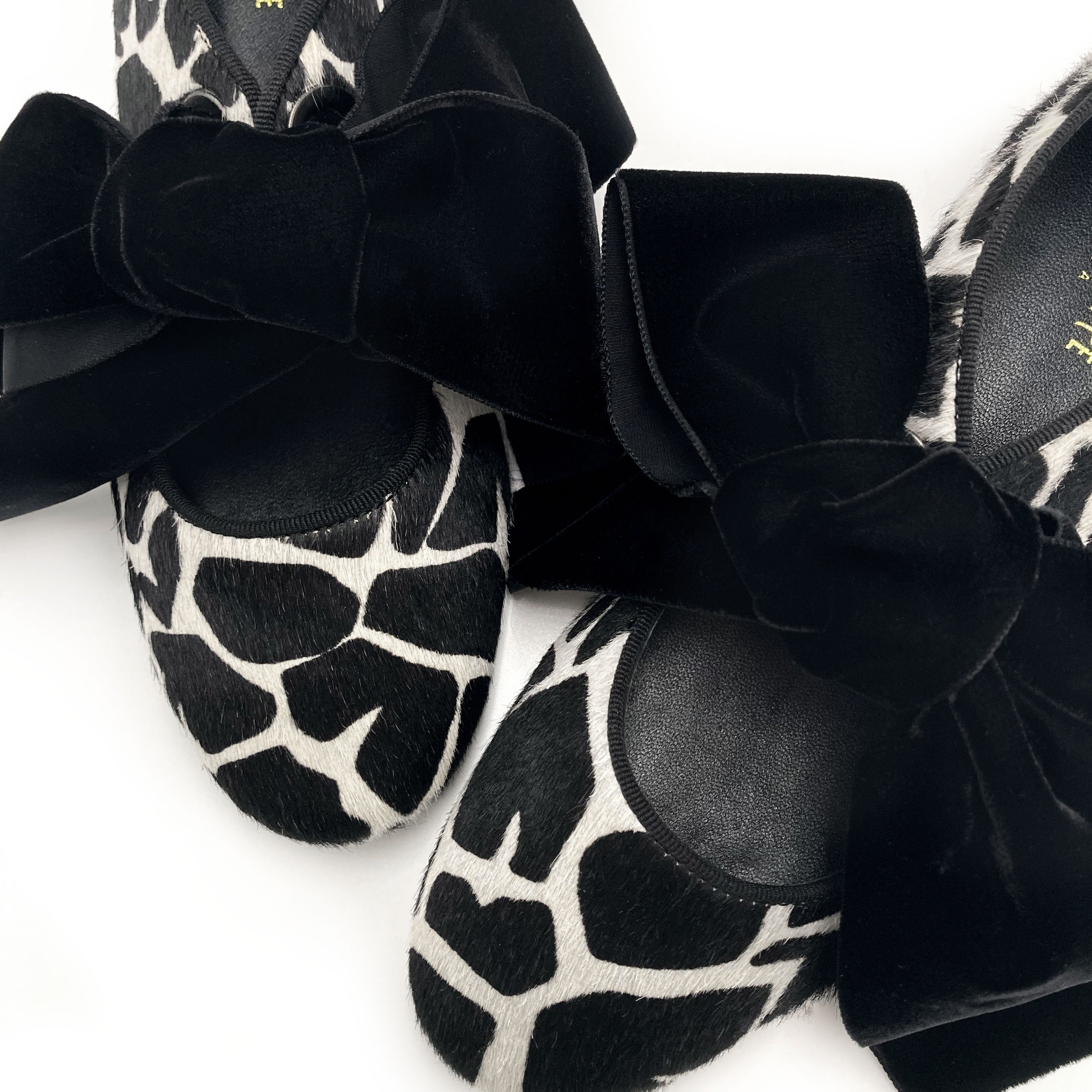 Damen‑Schuhe aus schwarz-weiß geflecktem Ponyfell