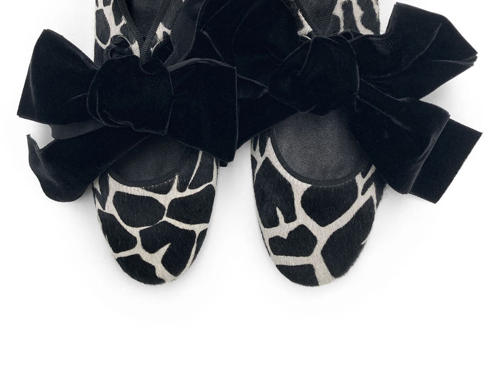 Damen‑Schuhe aus schwarz-weiß geflecktem Ponyfell
