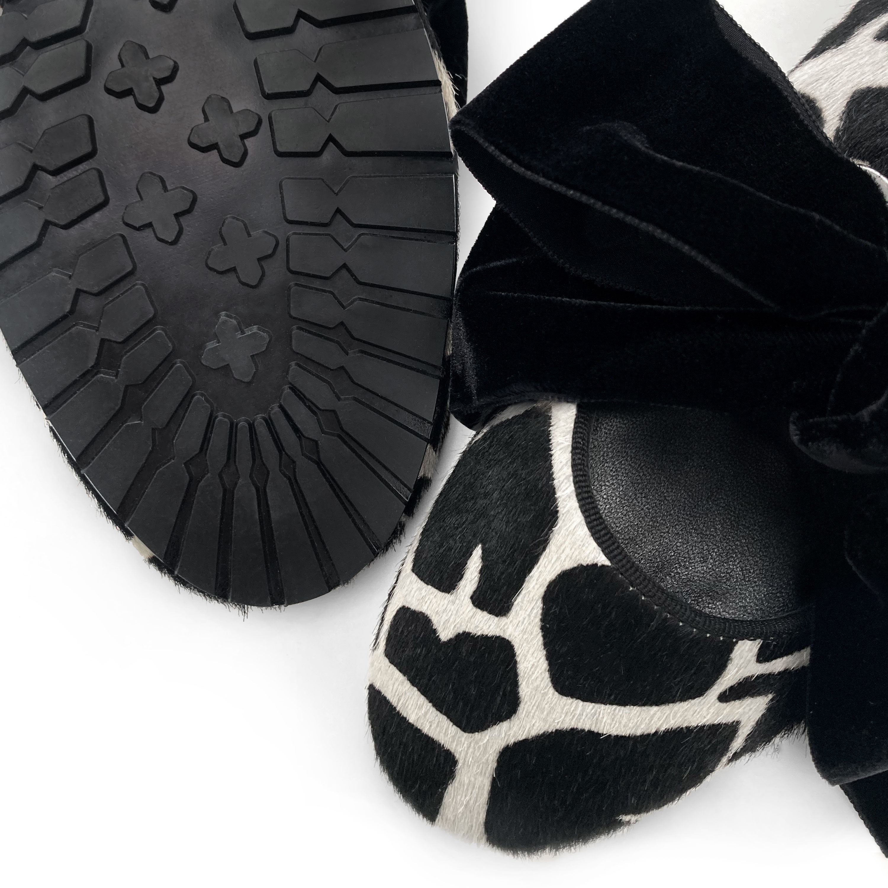 Damen‑Schuhe aus schwarz-weiß geflecktem Ponyfell