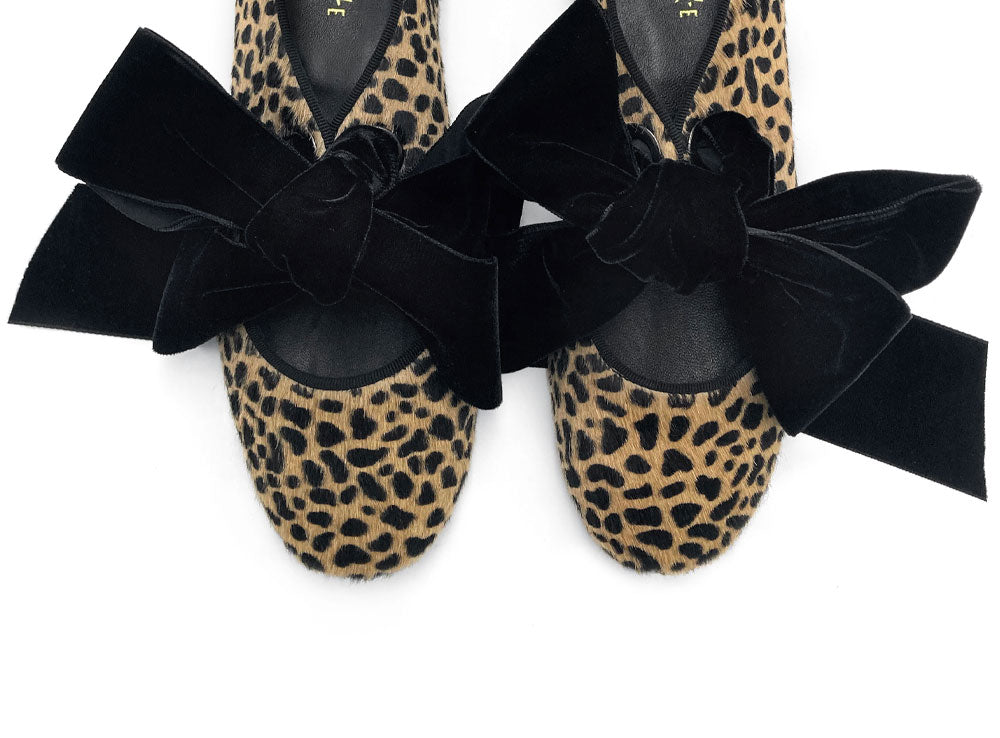 Damen Schuhe mit Animal-Print aus geflecktem Ponyfell