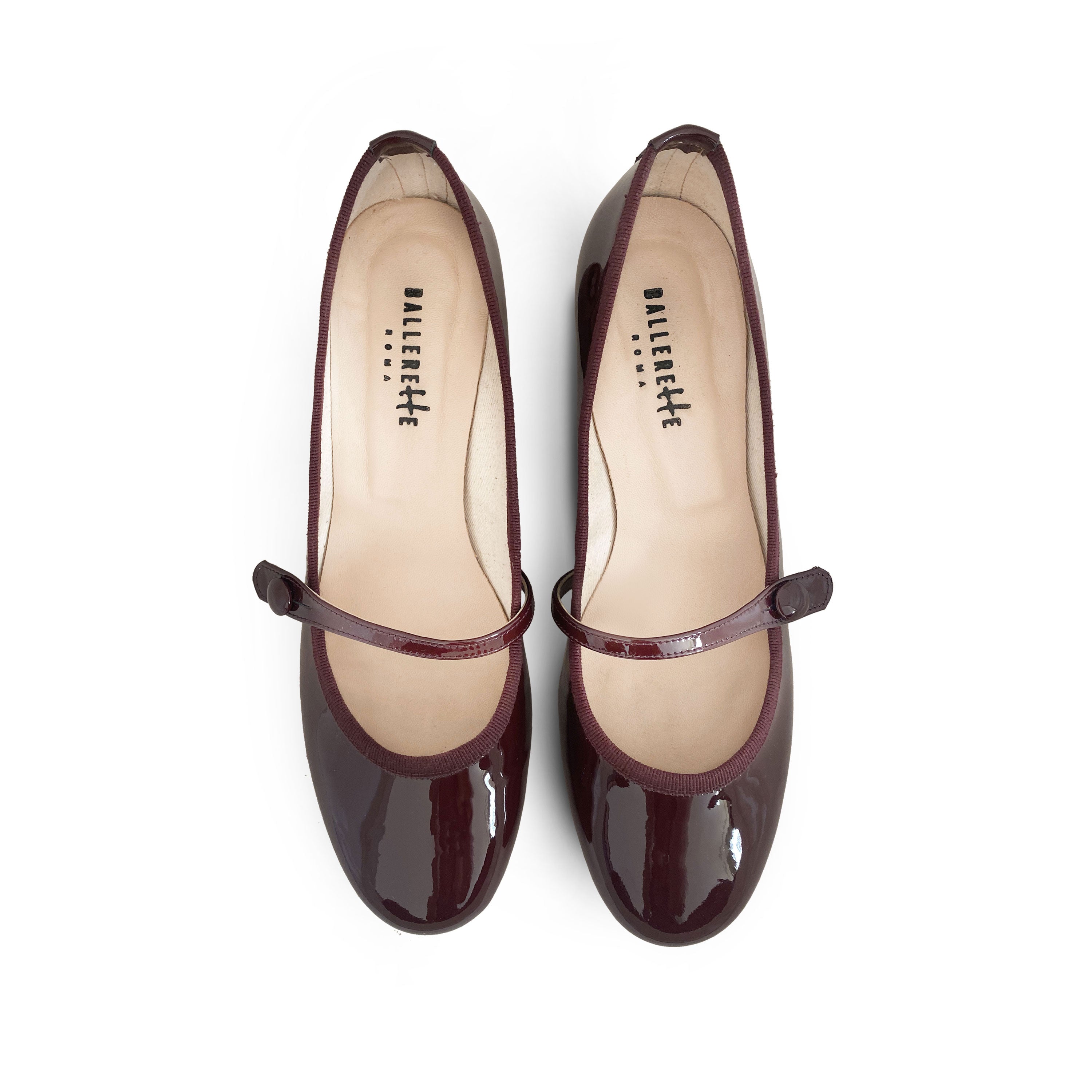 Bordeauxfarbene Mary Jane Ballerinas aus Lackleder mit Riemen und Absatz