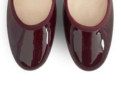 Bordeauxfarbene Mary Jane Ballerinas aus Lackleder mit Riemen und Absatz