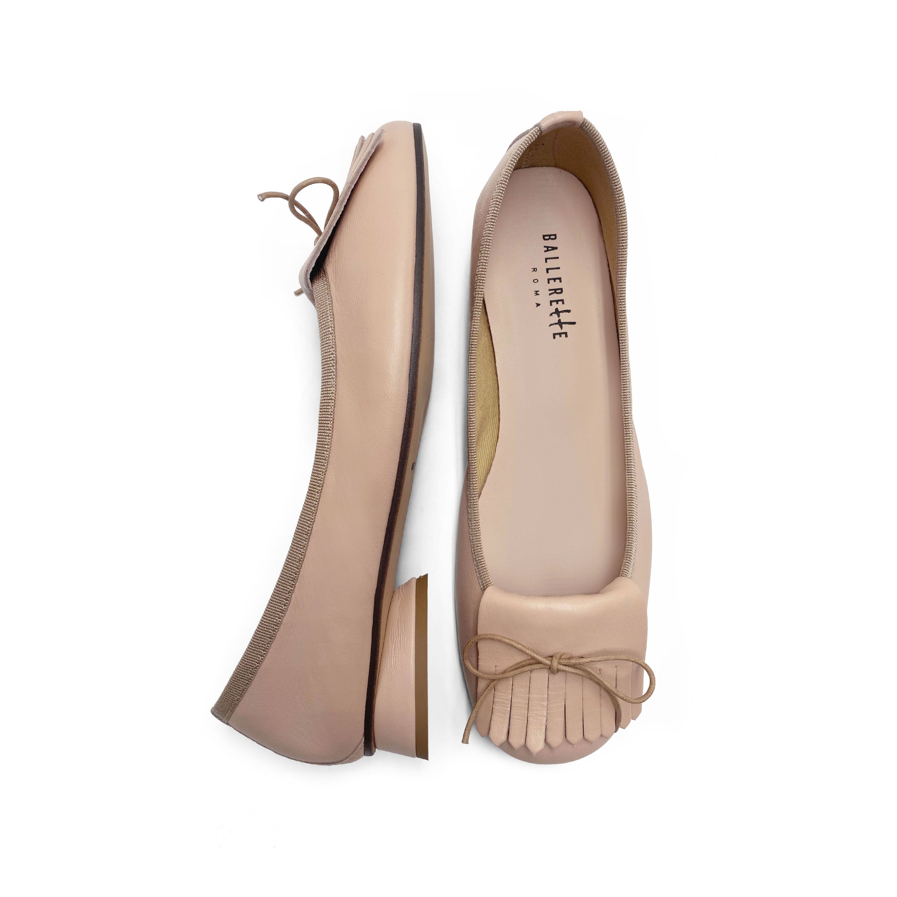 Mocassini beige in pelle con tacco e frangia