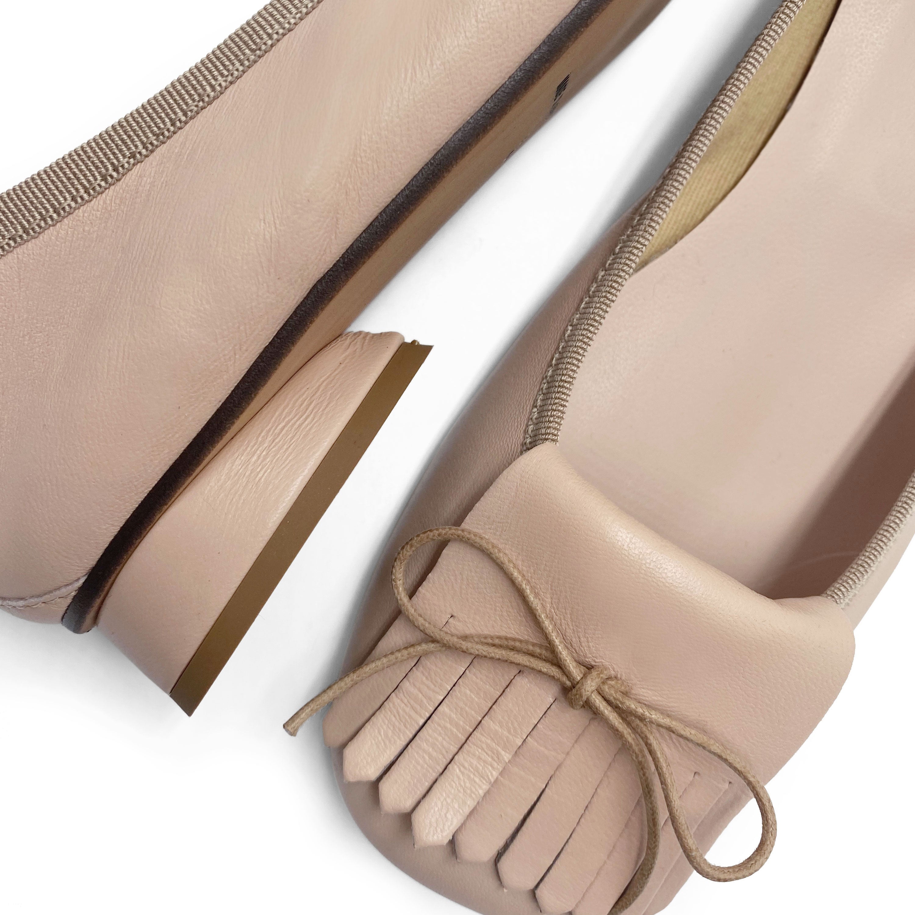 Mocassini beige in pelle con tacco e frangia